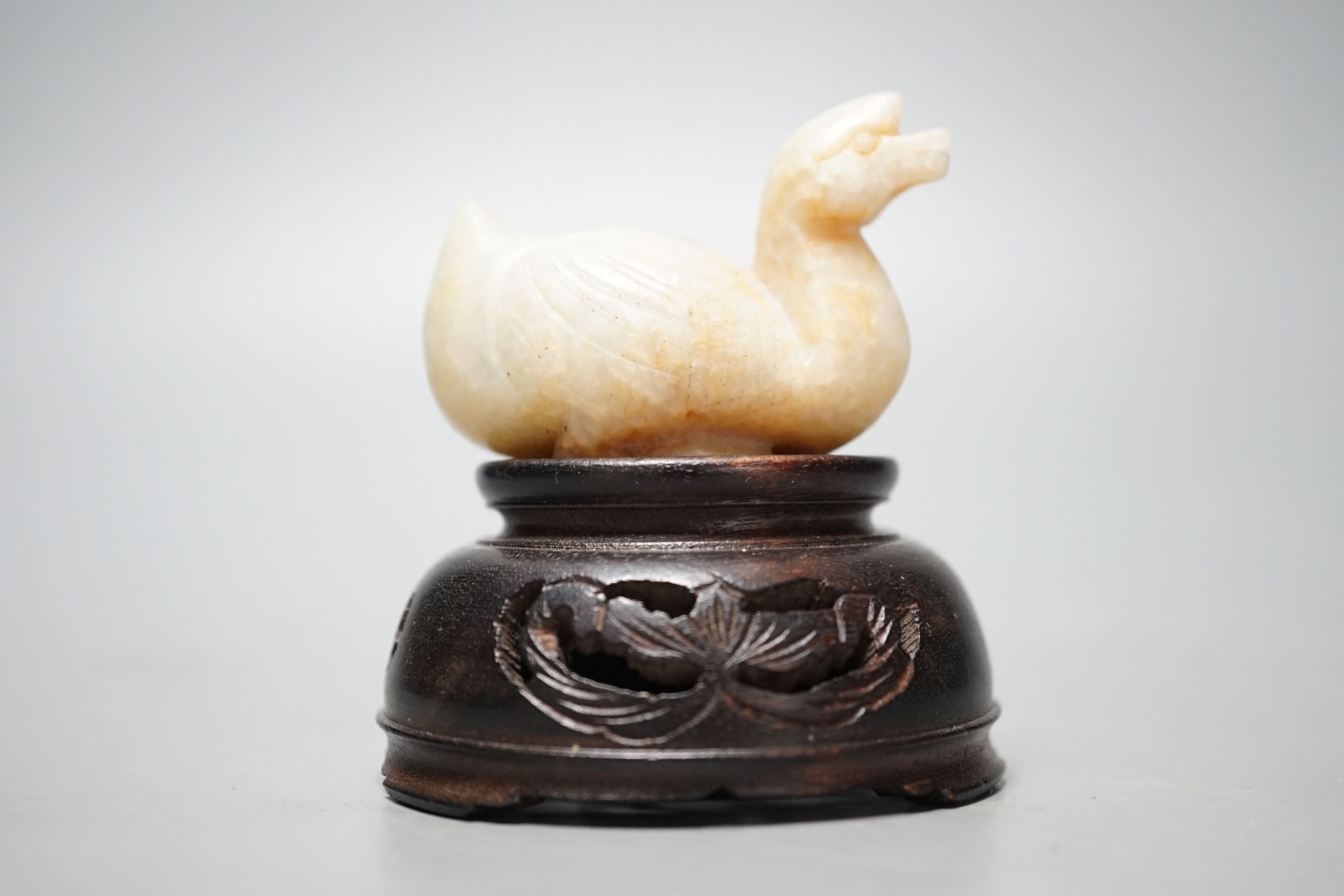 A Chinese jade figure of a goose, 5.5cm wood stand